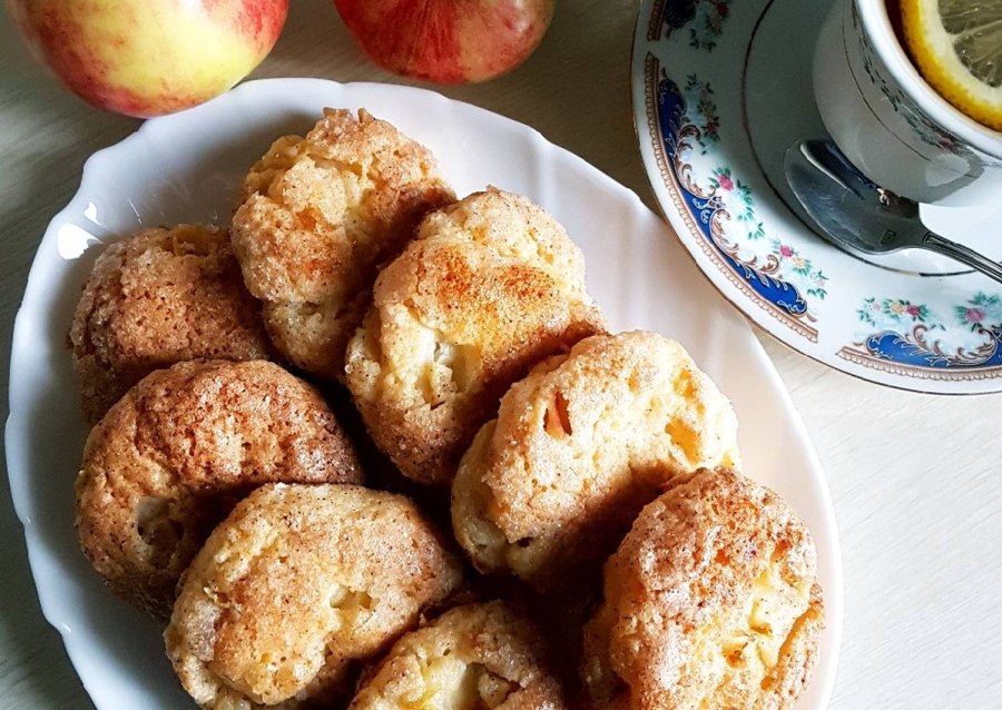 Творожное печенье с яблоками и корицей