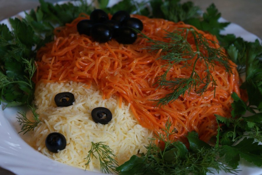 Украшение салата чипсами