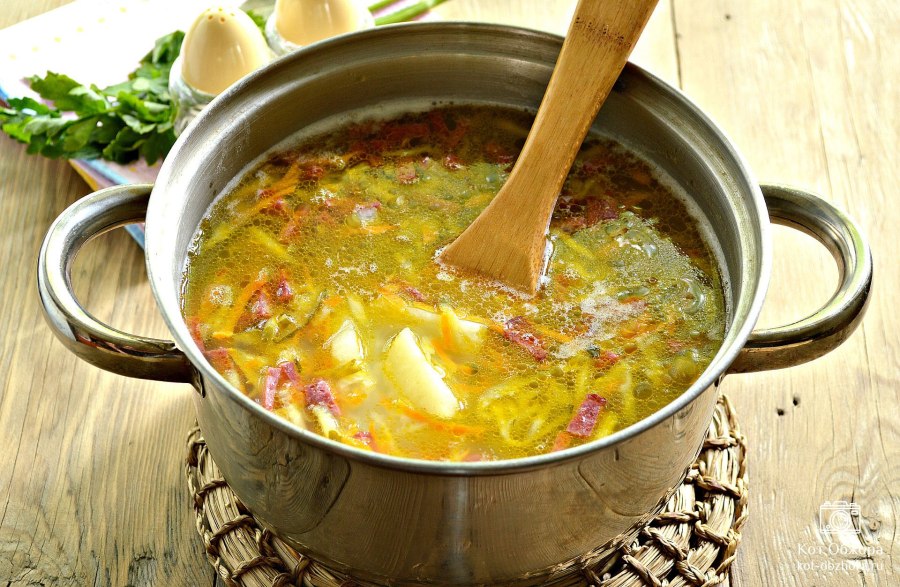 Рассольник с перловкой и солеными огурцами с говядиной