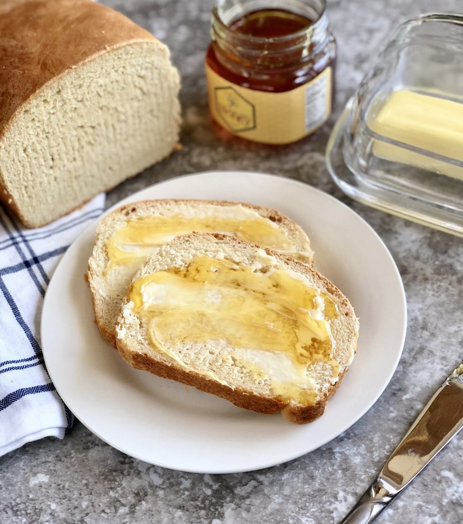 Хлеб с маслом на завтрак