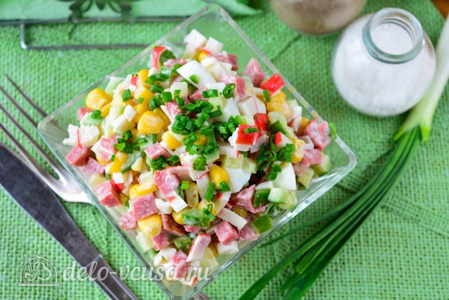 Салат с крабовыми палочками и колбасой