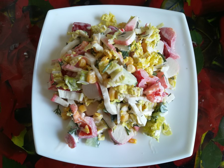 Салат из крабовых палочек с кукурузой и огурцом
