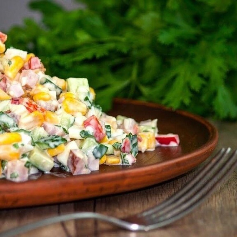 Салат с кальмарами и крабовыми палочками и огурцом