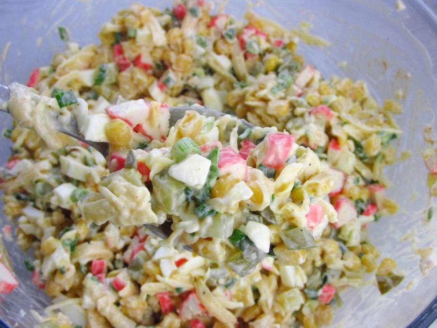 Салат из пекинской капусты с кукурузой и колбасой