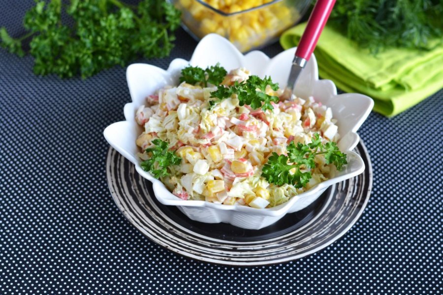 Салат с крабовыми палочками и кукурузой и яйцом и капустой