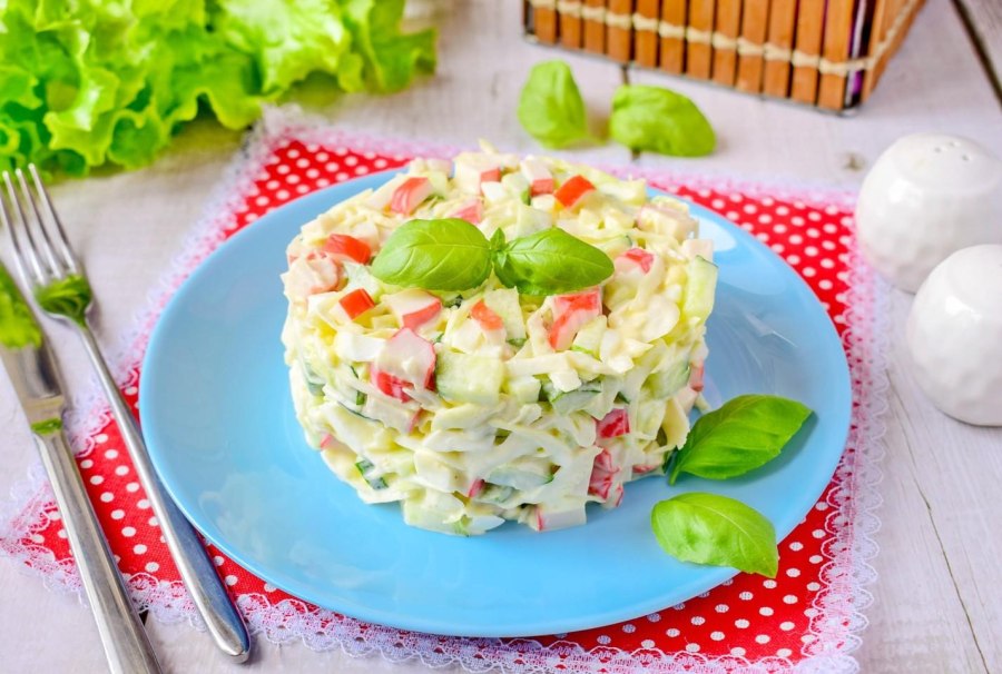 Салат с крабовыми палочками и капустой