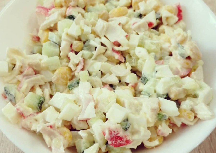 Салат с пекинской капустой и крабовыми палочками и кукурузой