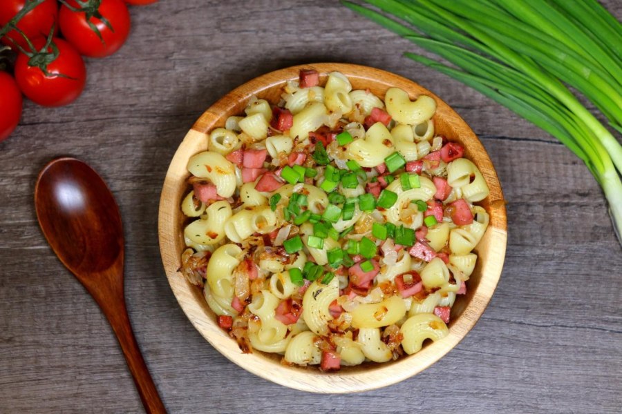 Макароны с колбасой и кетчупом