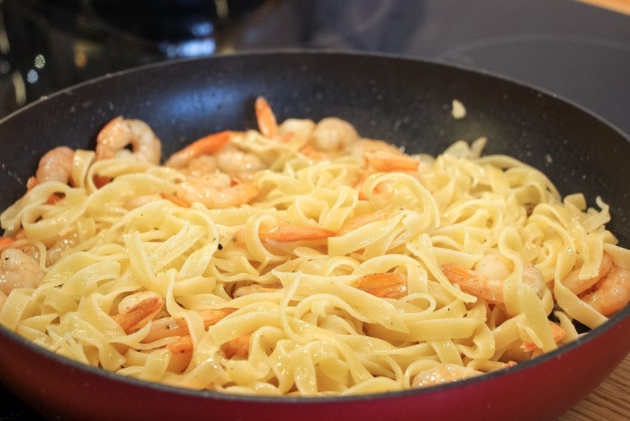 Макароны с колбасой на сковороде