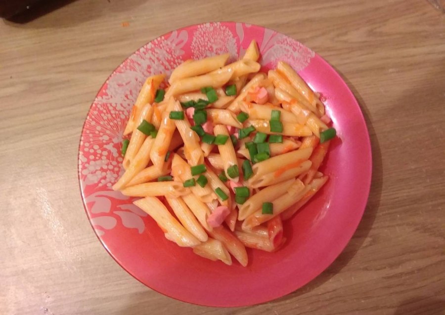 Макароны с колбасой и грибами