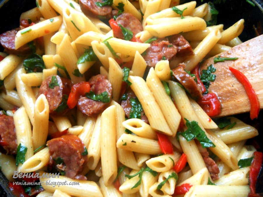 Макароны с сыром и колбасой