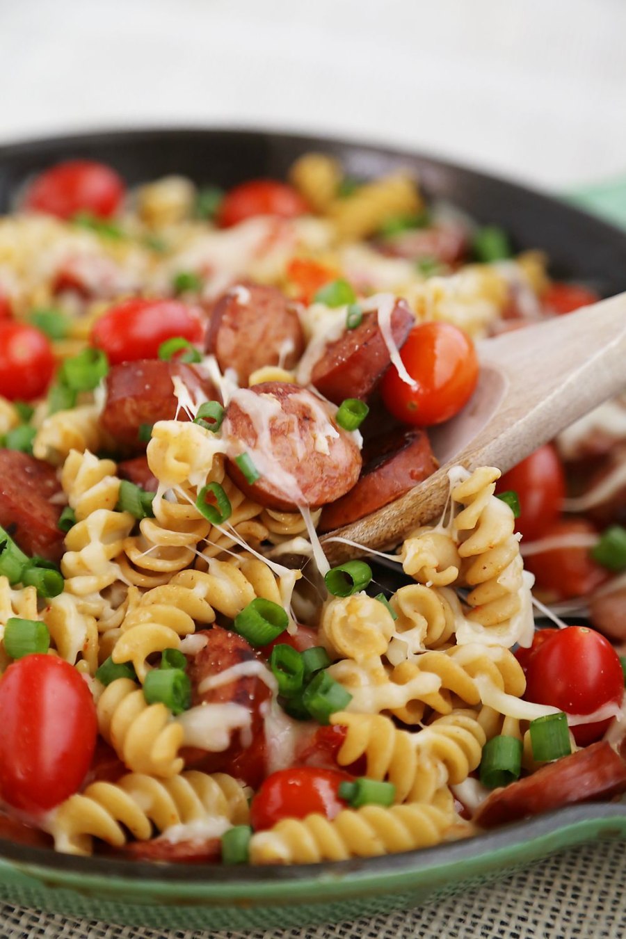 Макароны с сыром и колбасой