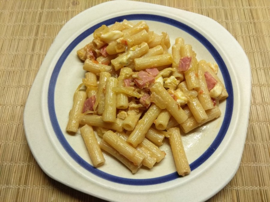 Макароны с колбасой