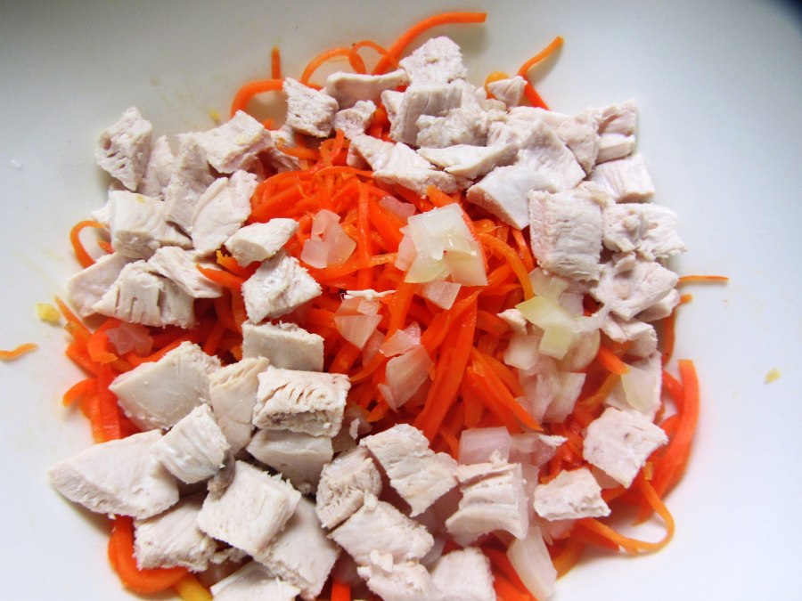Салат с корейской морковью и кукурузой и сухариками