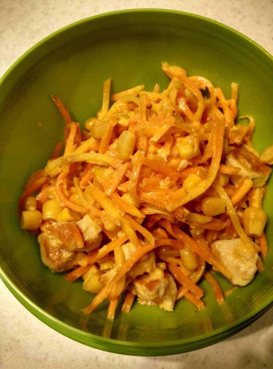 Салат из корейской морковки и курицы и кукурузы