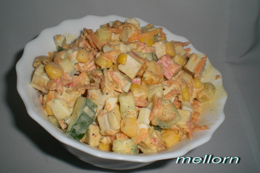 Салат с крабовыми палочками и корейской морковкой и кукурузой