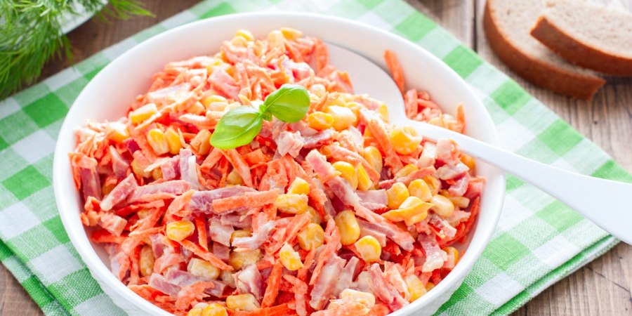 Салат кукуруза корейская морковь копченая колбаса сухарики