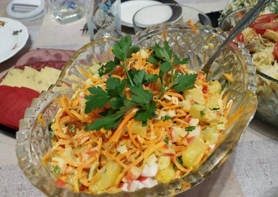 Салат с крабовыми палочками и корейской морковкой