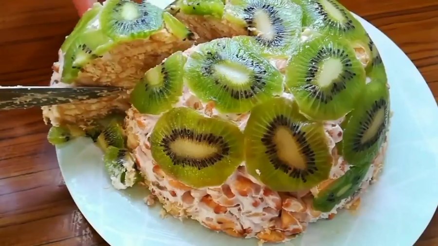 Торт из крекера и киви без выпечки