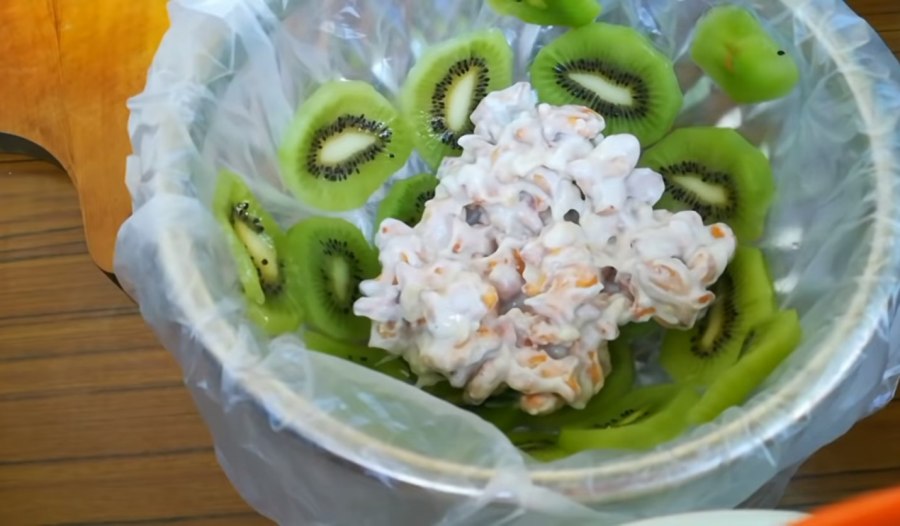 Торт из крекера рыбки со сметаной и бананом и киви