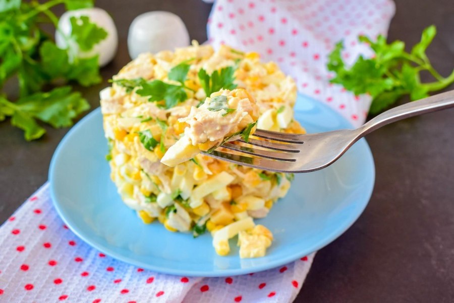 Салат с яйцом и ветчиной