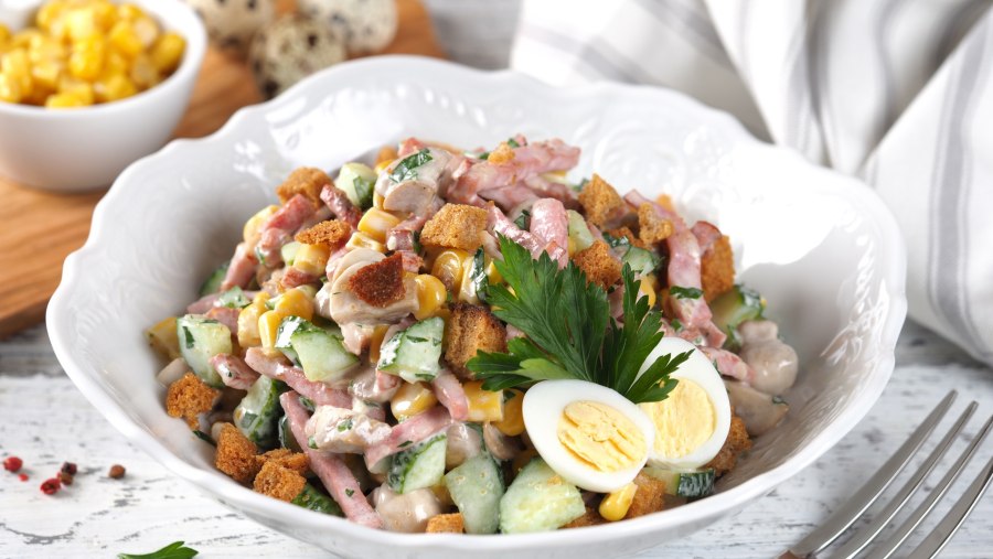 Салат с омлетом и курицей