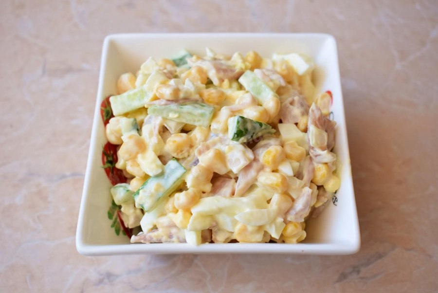Пекинская капуста с кукурузой и огурцами