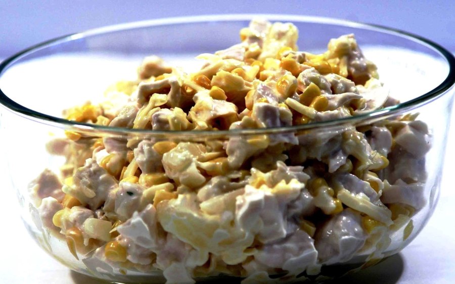 Салат с ананасом и ветчиной