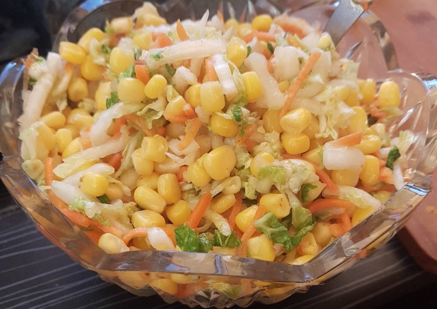 Салат с курицей и кукурузой