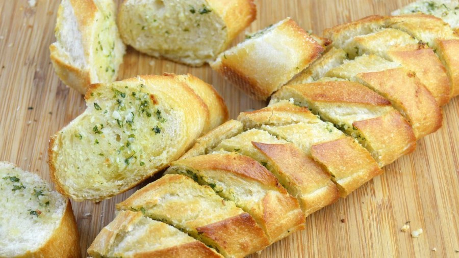 Батон запеченный с сыром и чесноком