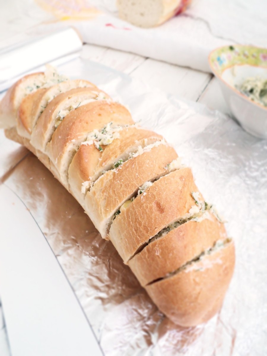 Батон с сыром и чесноком