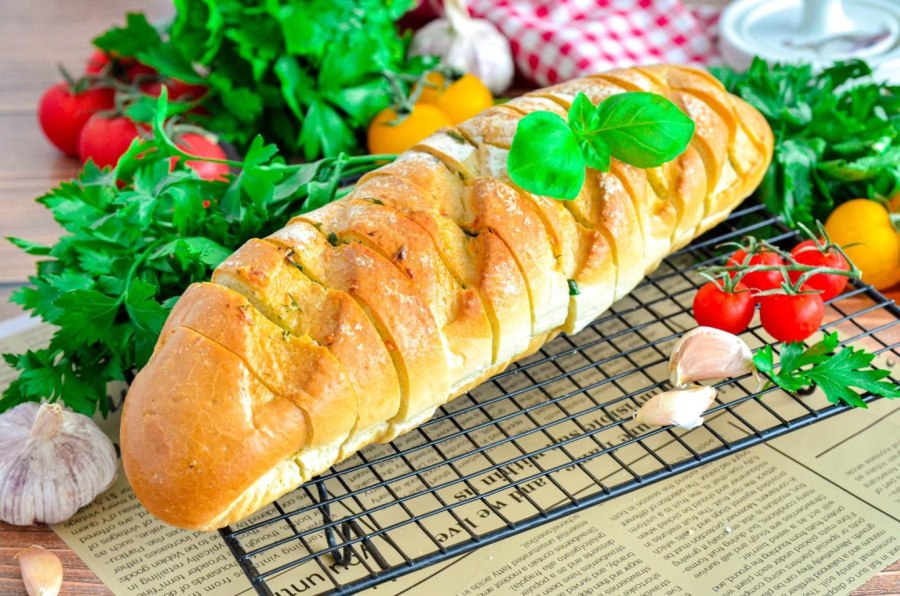 Батон запеченный с сыром и чесноком