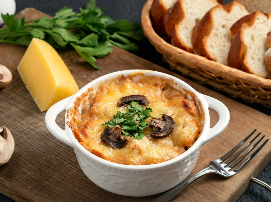 Жульен с курицей и грибами в кокотницах