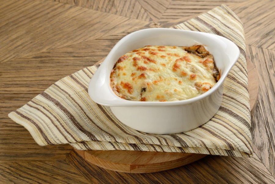 Жульен с курицей и шампиньонами на сковороде