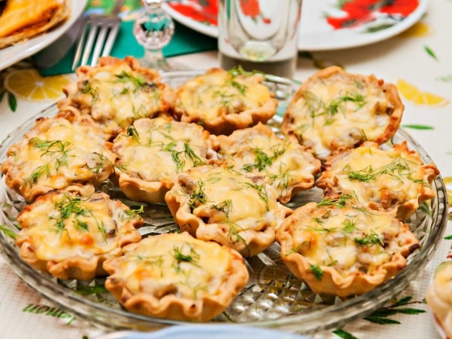 Тарталетки с грибами и сыром