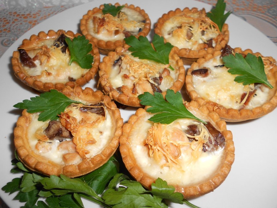 Тарталетки с курицей и грибами и сыром в духовке