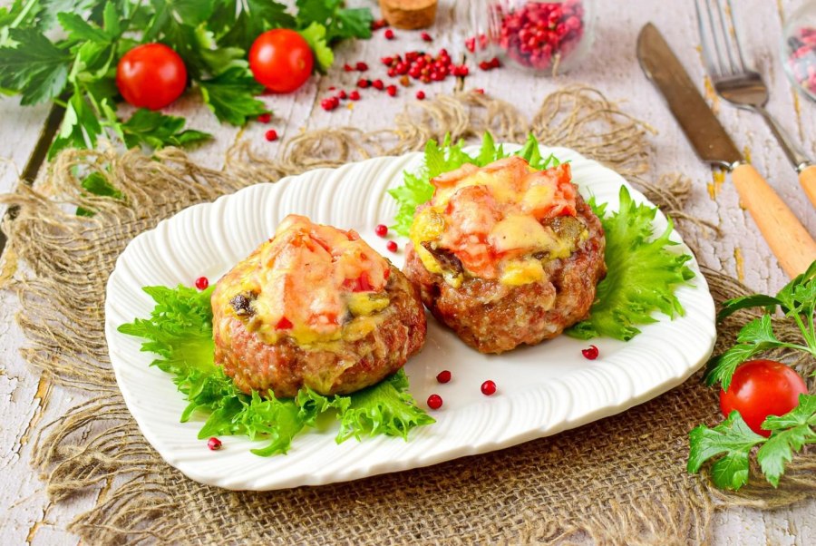 Стожки из фарша в духовке с грибами и сыром