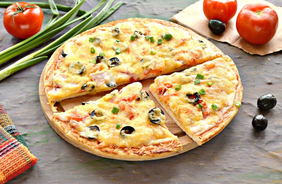 Пицца с ветчиной и сыром и помидорами