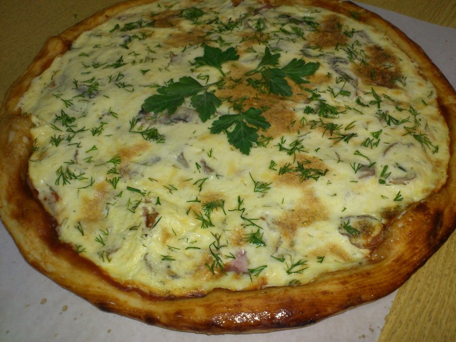 Пицца с ветчиной и грибами и сыром