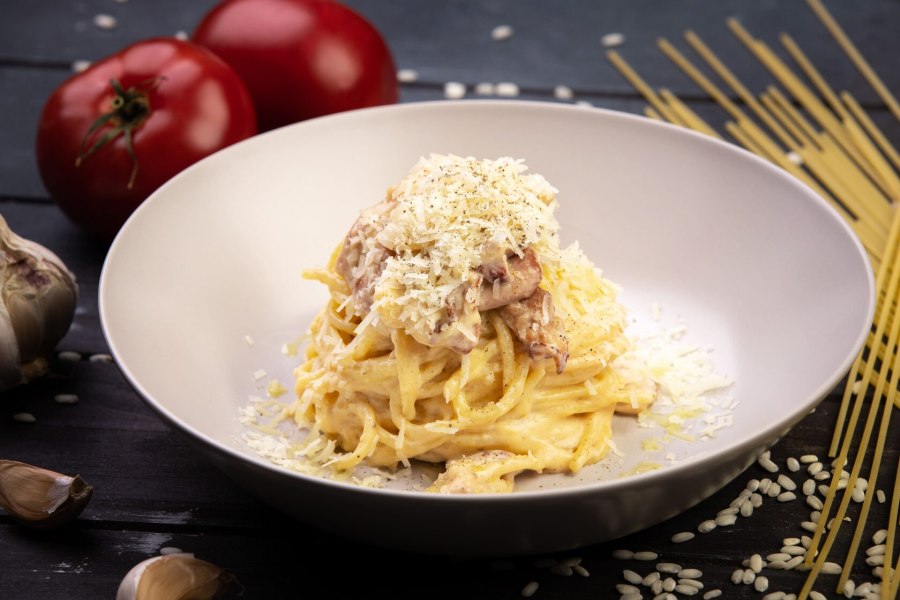 Макароны с соусом карбонара и беконом