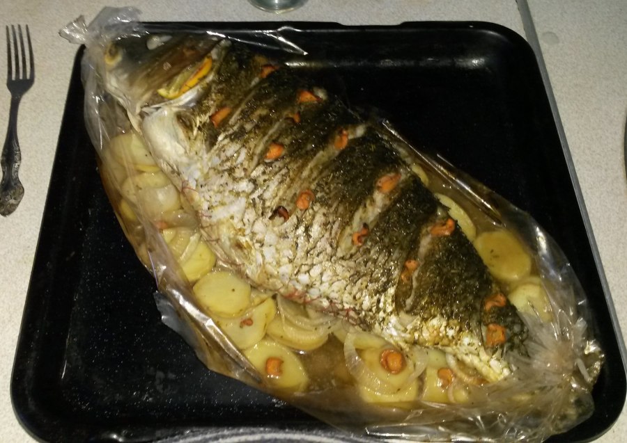 Карп фаршированный рисом