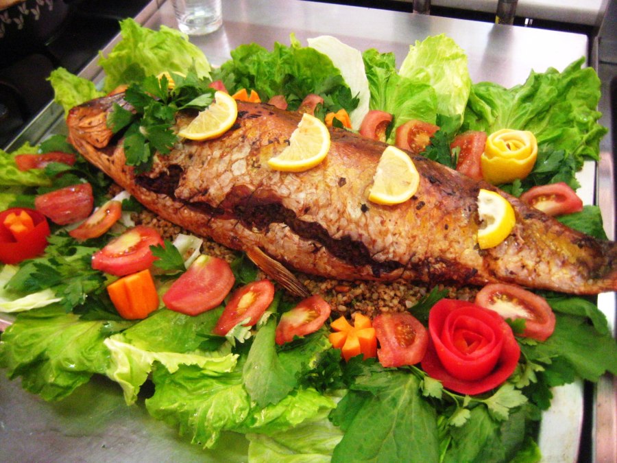 Карп фаршированный капустой