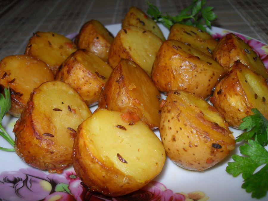 Картошка половинками в духовке