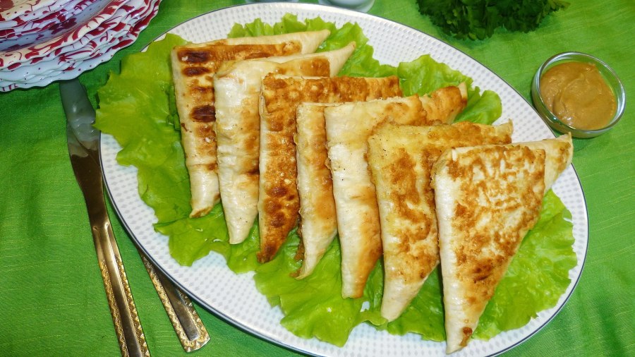 Треугольники из лаваша с колбасой и сыром
