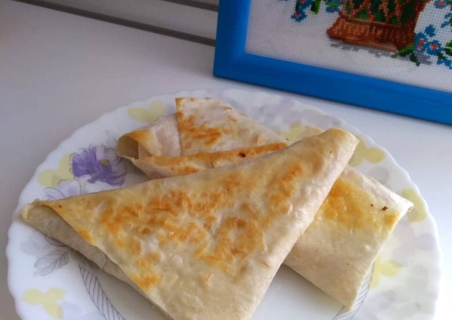 Треугольники с сыром из лаваша на сковороде