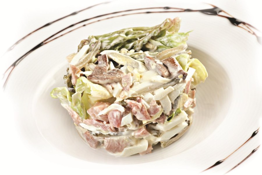 Салат с копчёной курицей и грибами