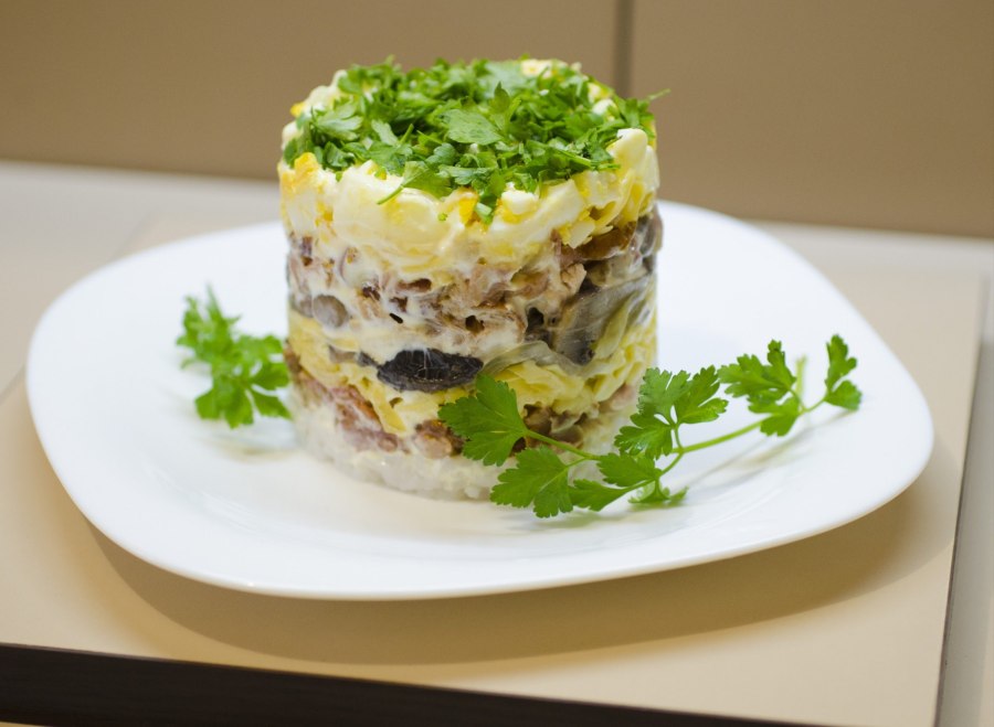 Слоёный салат с курицей и грибами