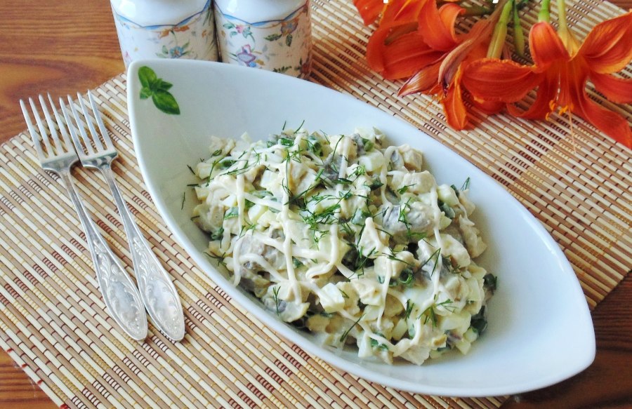 Салат с курицей и грибами