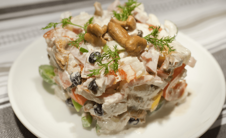 Салат с опятами и копченой курицей