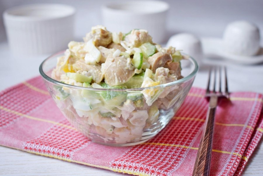 Салат с шампиньонами и курицей